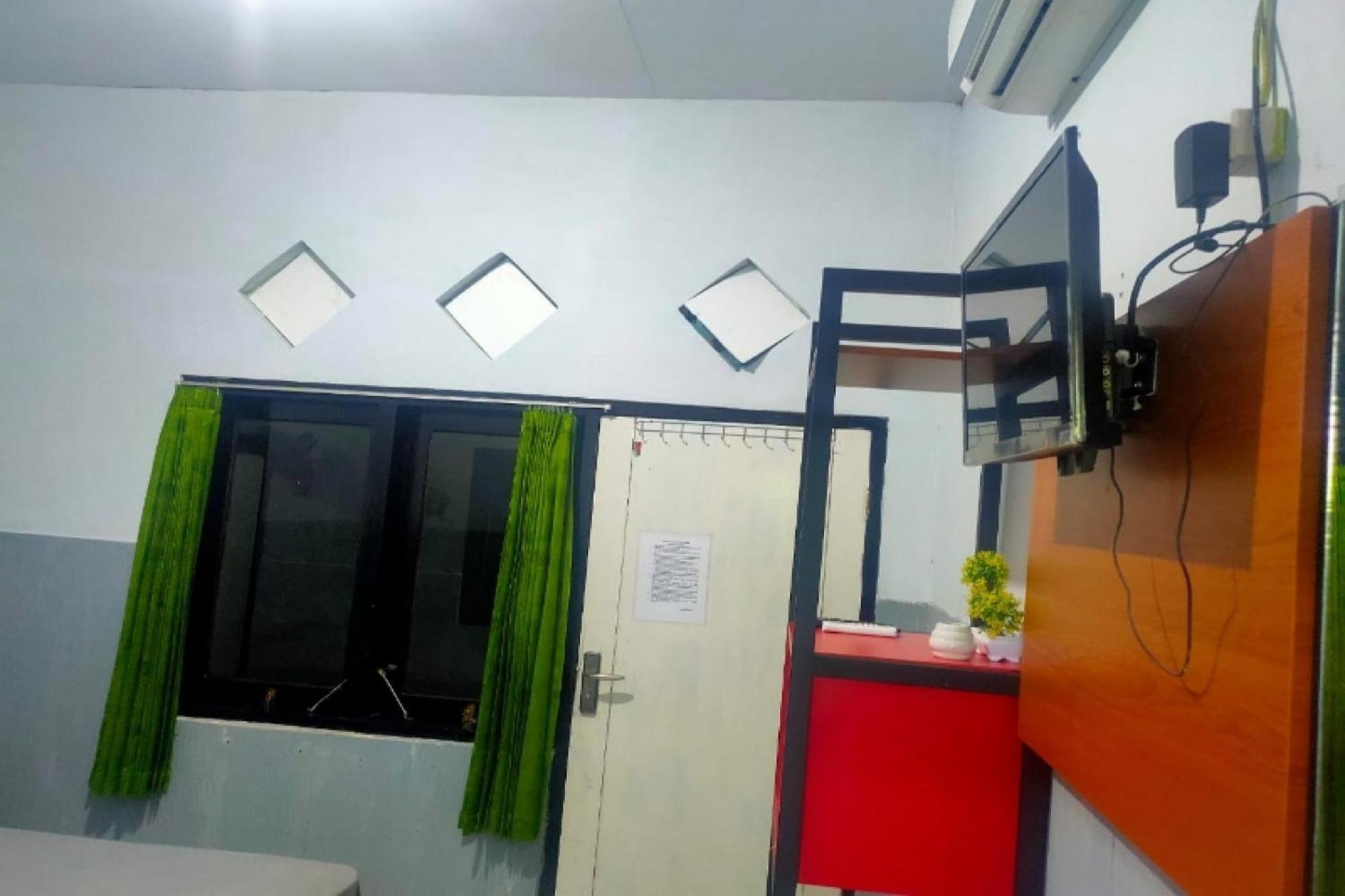 เรดดอร์ซ พลัส ใกล้ อลัน อลัน สุเมเนป Hotel Sumenep ภายนอก รูปภาพ