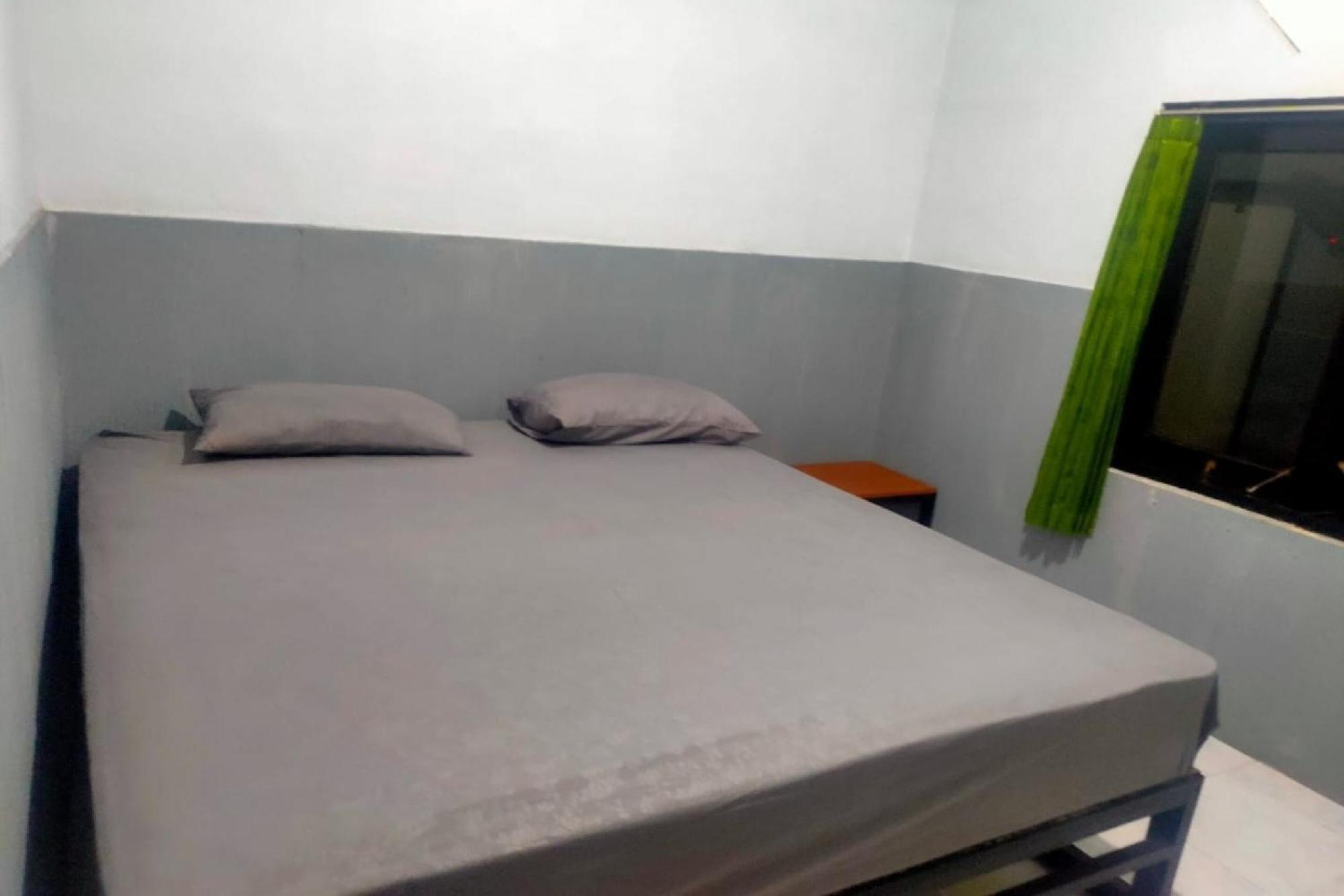 เรดดอร์ซ พลัส ใกล้ อลัน อลัน สุเมเนป Hotel Sumenep ภายนอก รูปภาพ